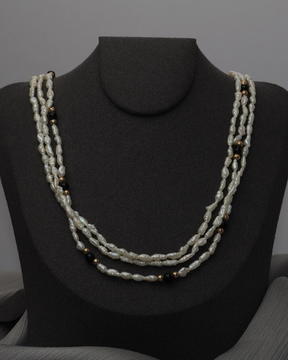 14k Yellow Gold Pearl & Black Onyx Three Strand Necklace 14.1G / 17in